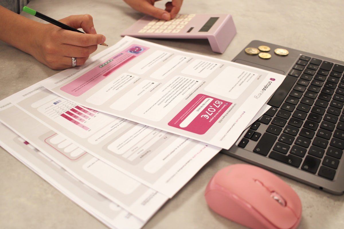 Cinq erreurs classiques en paie qui coûtent cher aux PME : méthode en six étapes pour structurer huit transformations chiffrées et éviter 50 à 80 % redressements URSSAF en huit semaines