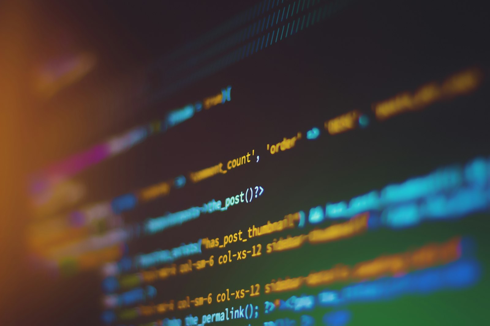 Cinq exemples concrets d'automation IA en PME avec OperaFlux : qualification commerciale, relances financières, gestion e-mails, gestion documentaire et reporting de pilotage