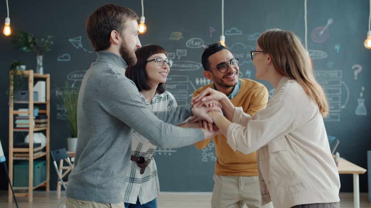 Cinq leviers de motivation intrinsèque en PME sans augmenter les salaires : méthode en six étapes pour structurer huit transformations chiffrées et améliorer l'engagement de 35 à 55 % en huit semaines