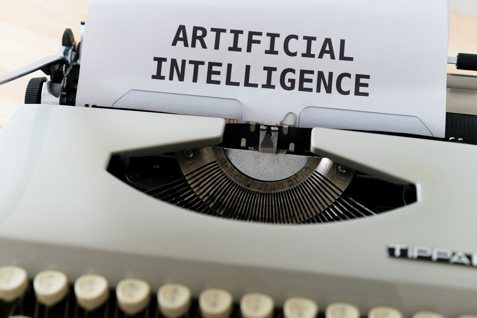 Cinq automations PME à déployer en quatre semaines : tri e-mails, OCR factures, comptes-rendus, relances impayés et qualification leads avec ROI immédiat