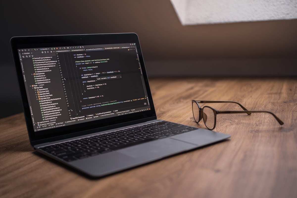 Attirer les profils tech dans une PME traditionnelle : méthode en six étapes pour structurer huit transformations chiffrées et améliorer l'attractivité tech de 35 à 55 % en huit semaines