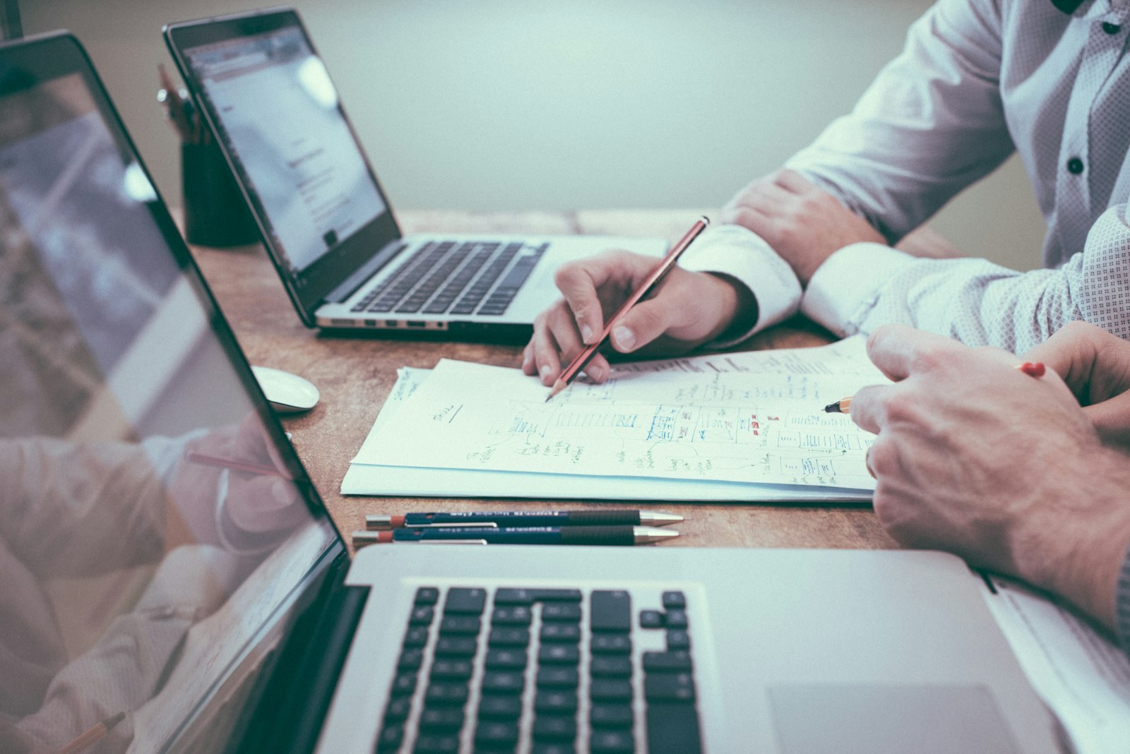 Base de données client propre et qualifiée : six étapes et huit gains mesurables pour les PME