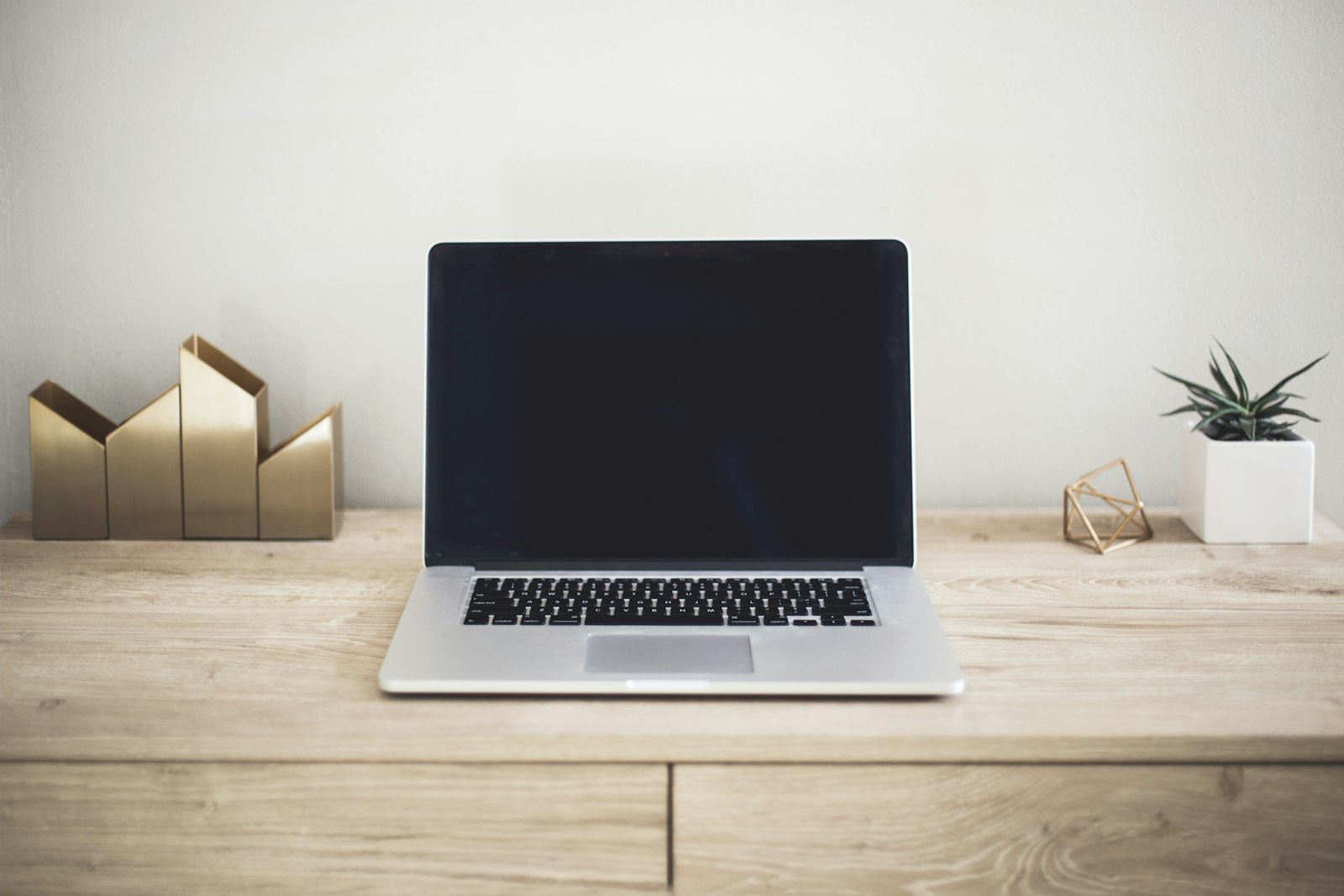 Création de contenus marketing IA-augmentée en PME : méthode en sept étapes pour produire trois fois plus en huit semaines