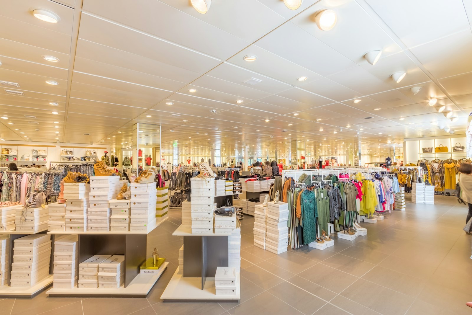 Personnalisation IA à grande échelle en PME : méthode en six étapes pour structurer sept cas d'usage prioritaires et multiplier le chiffre d'affaires par 2,4 en huit semaines