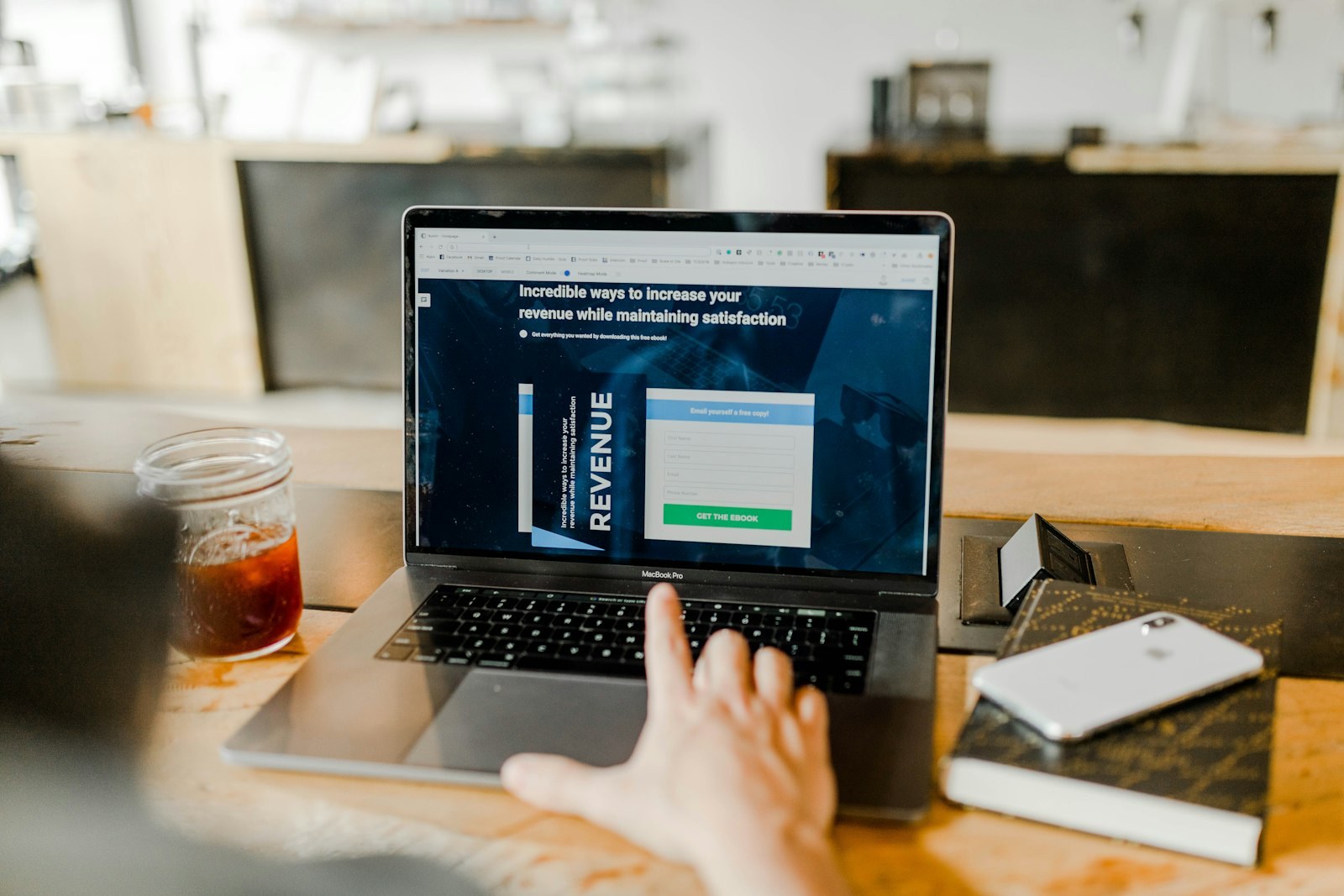 Mesurer l’efficacité des campagnes e-mail en PME : six étapes et huit effets sur la conversion