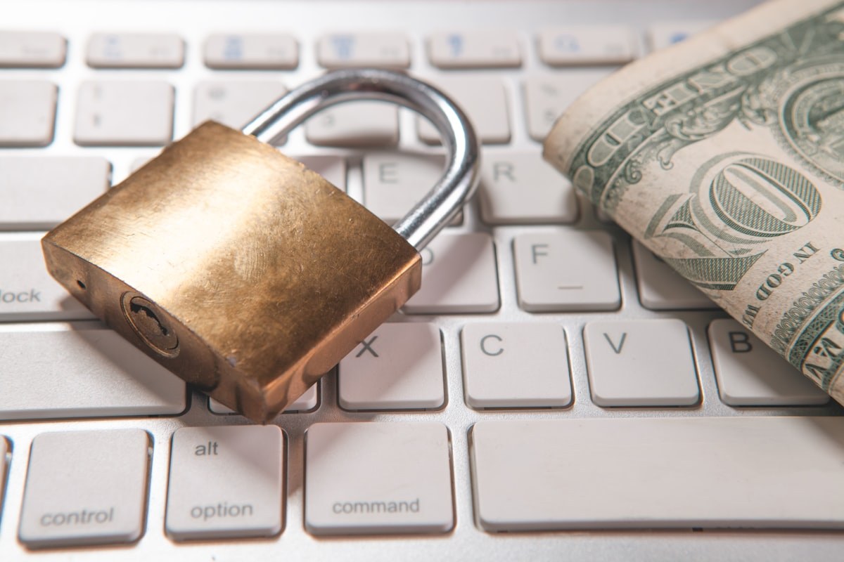 Sécurisation des processus de paie contre la fraude en PME : méthode en six étapes pour structurer huit transformations chiffrées et réduire les fraudes de 75 à 95 % en huit semaines