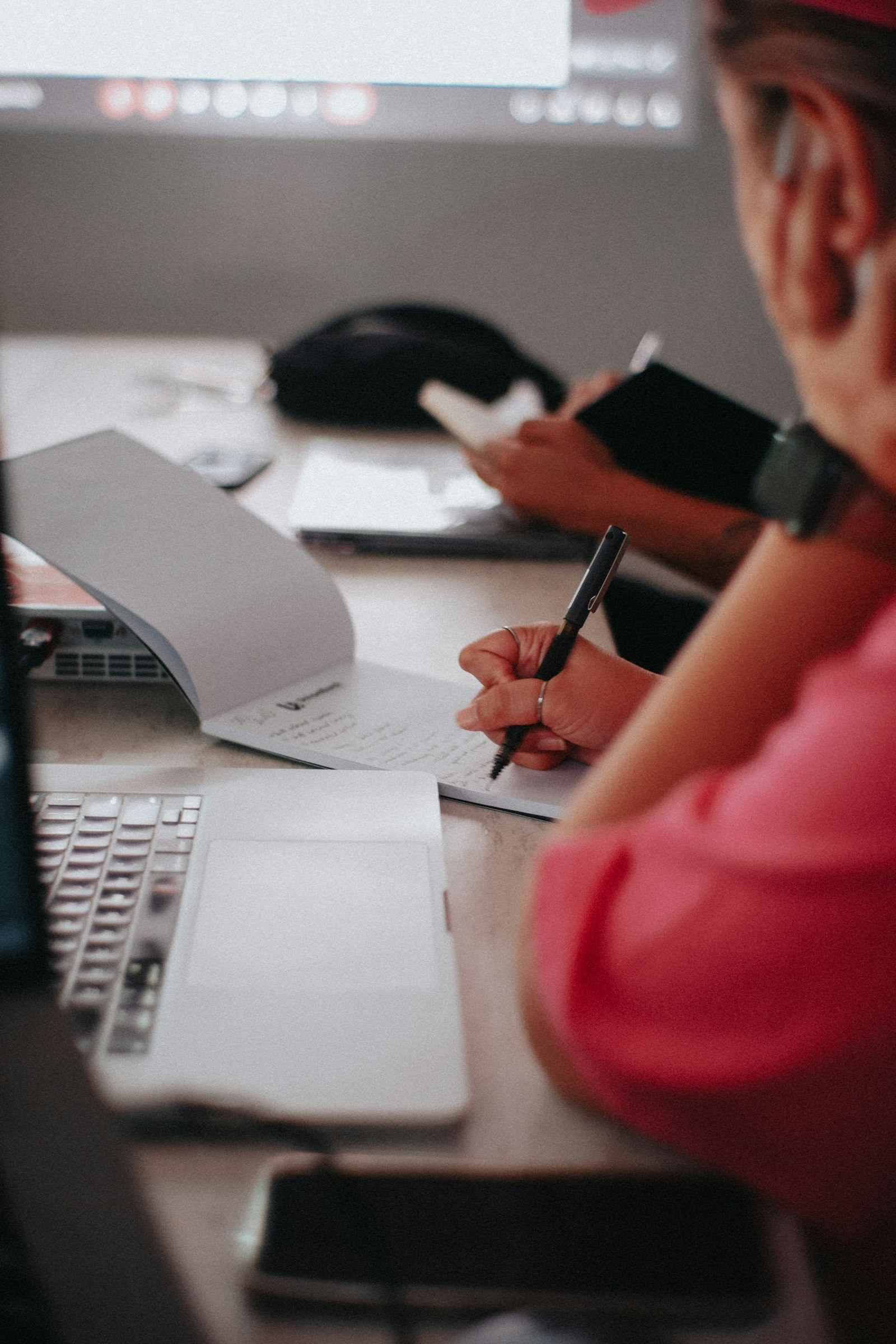Automation IA des comptes-rendus de réunion en PME : méthode en six étapes pour structurer sept types de réunions et libérer une heure par cadre par semaine en six semaines