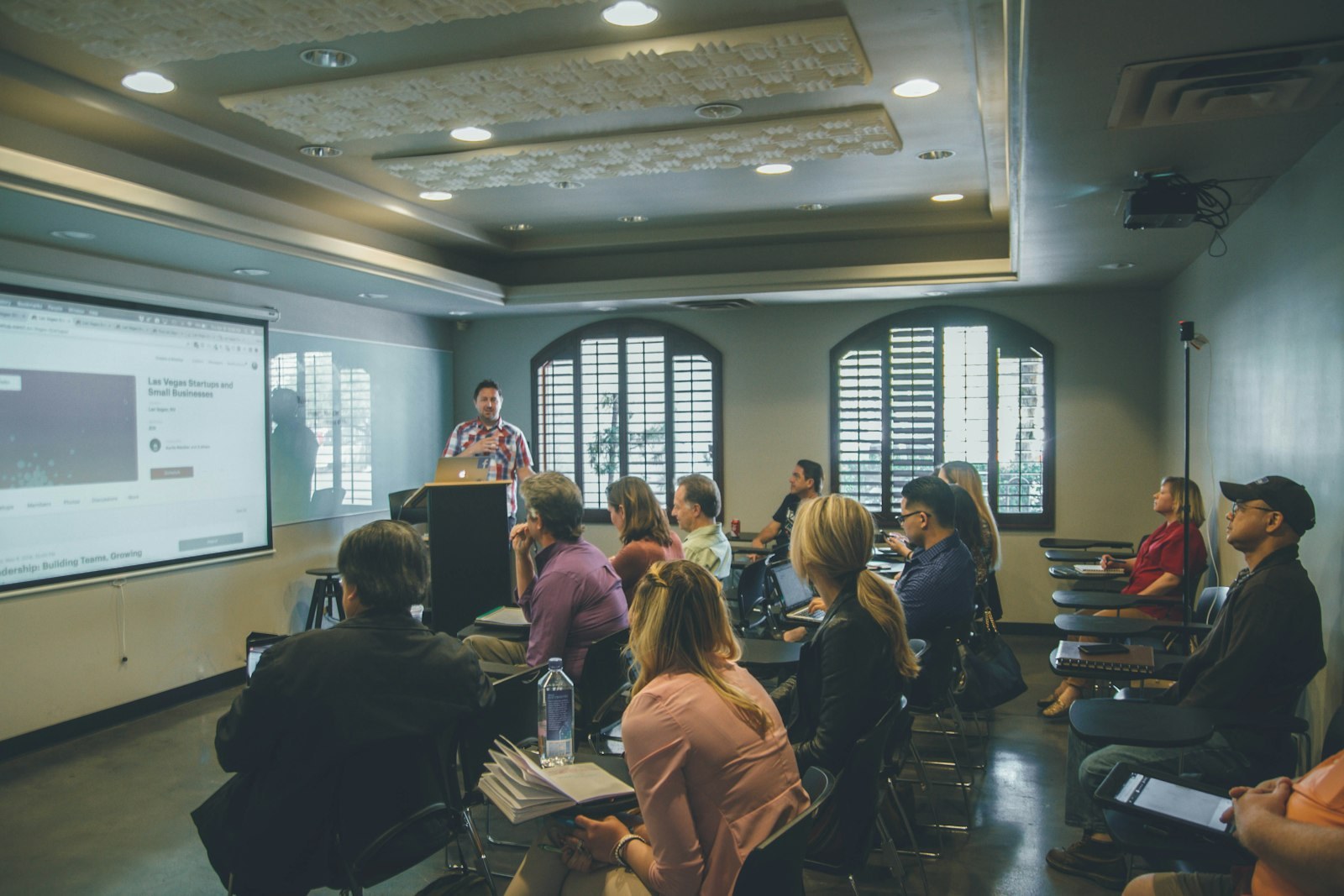 Formation à l'IA des équipes en PME sans les effrayer : méthode en sept étapes pour structurer l'accompagnement en douze semaines