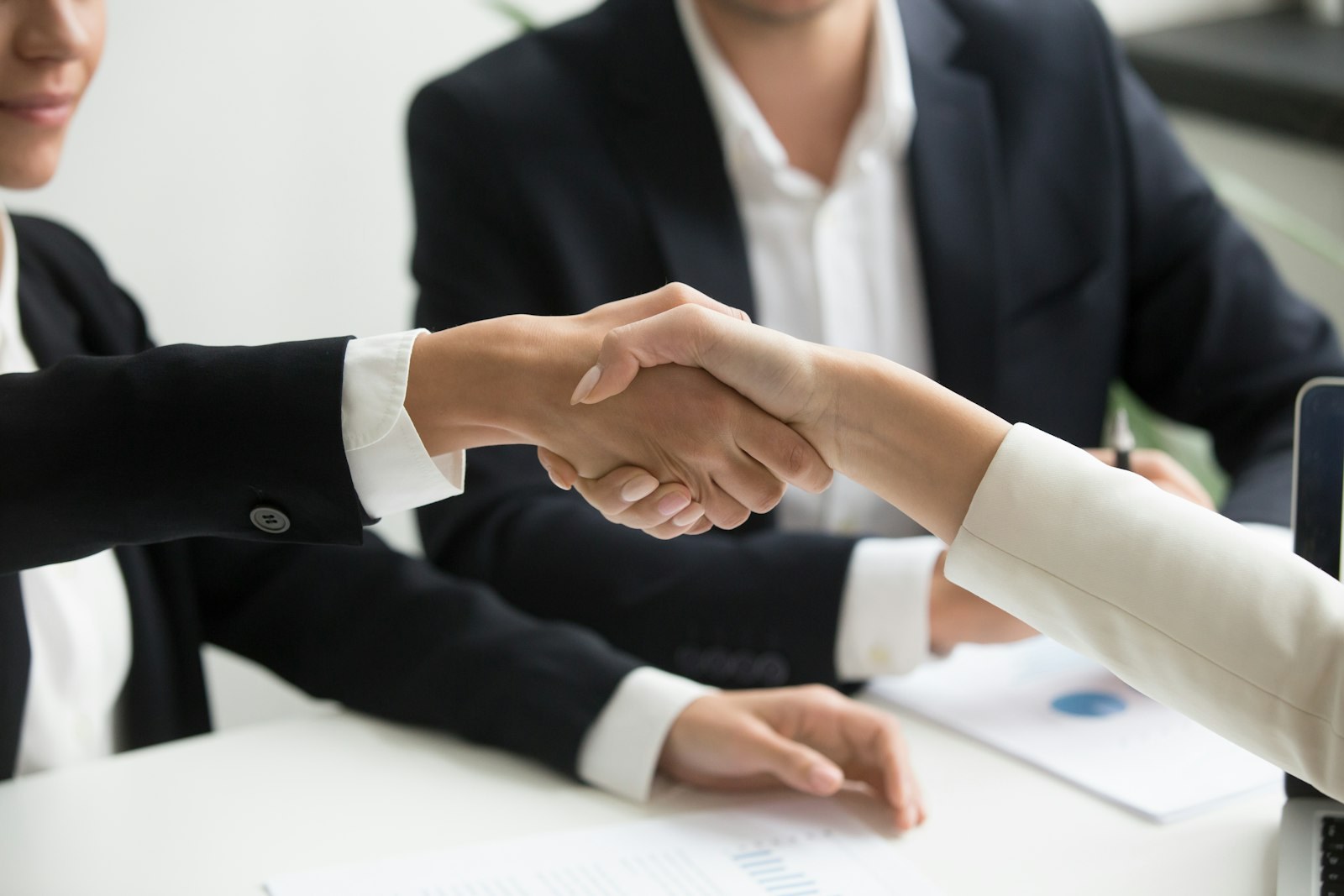 Intégration ERP post-acquisition en PME : méthode en six étapes pour structurer huit transformations chiffrées et capturer 65 à 85 % des synergies projetées en huit mois