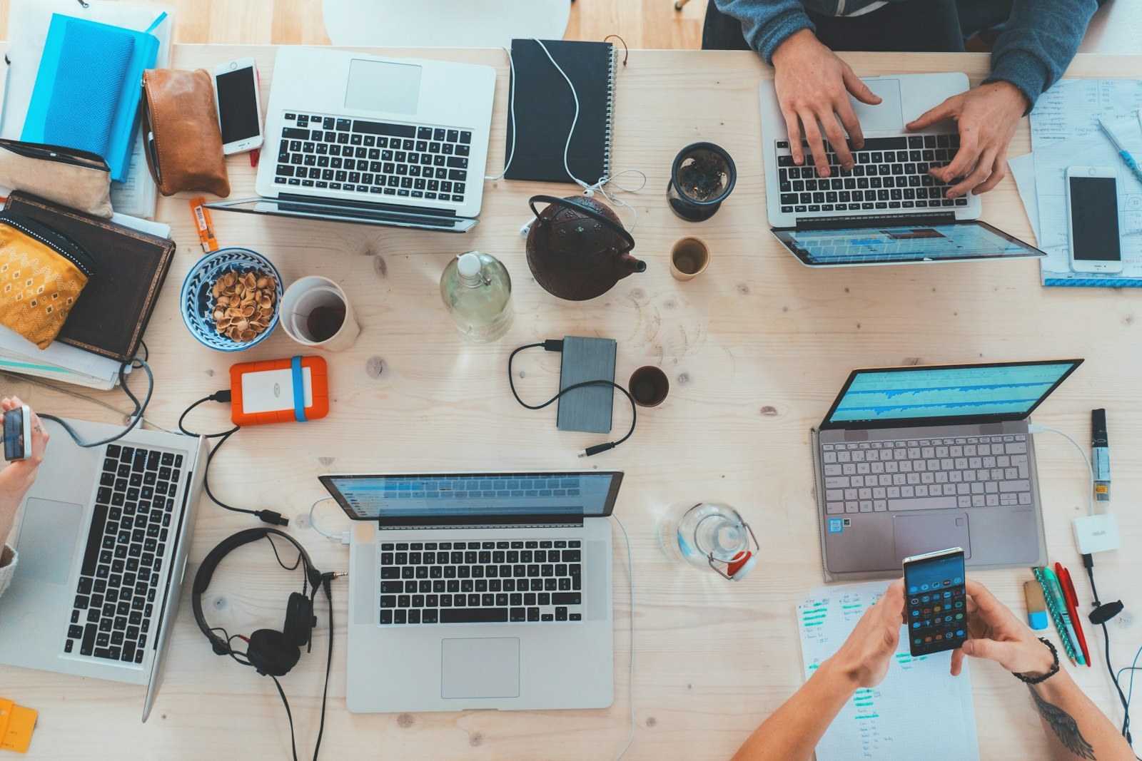 Stack IA optimale pour PME en 2025 : guide complet pour structurer huit familles d'outils prioritaires et générer un ROI 3,2 fois supérieur en huit semaines