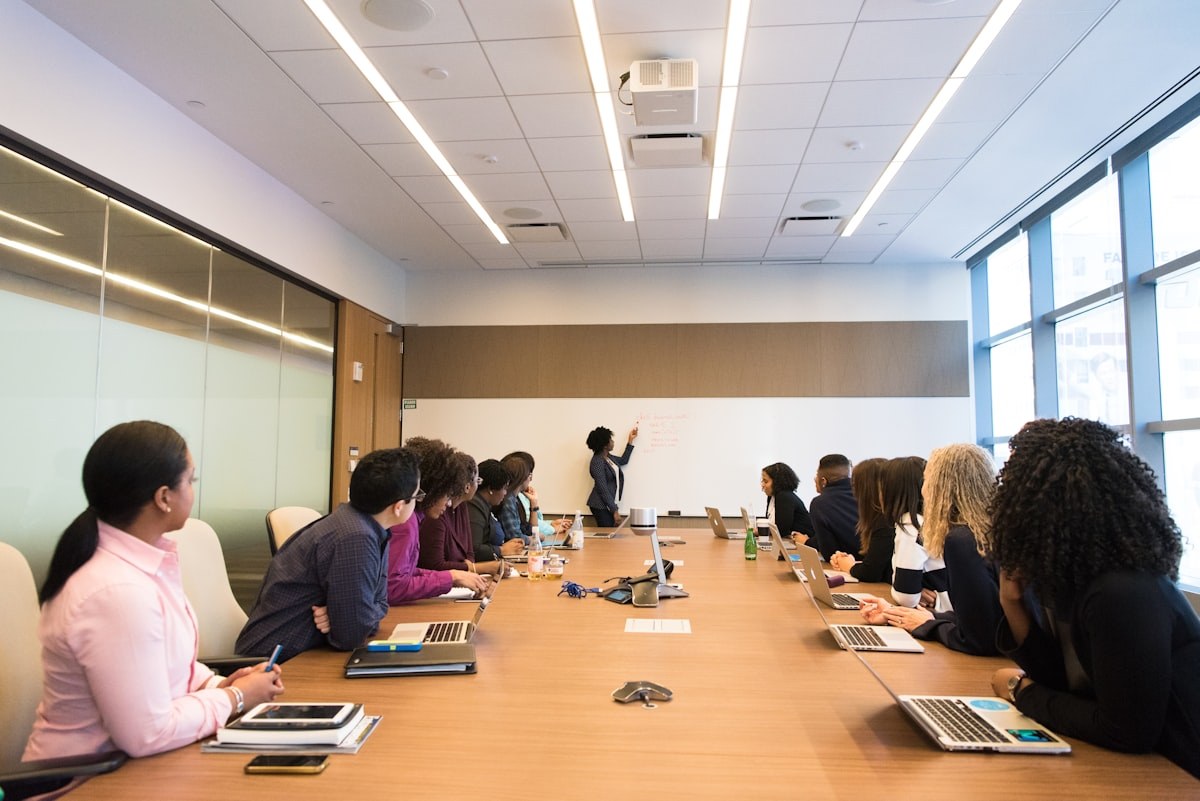 Mobilité interne comme première source de recrutement en PME : méthode en six étapes pour structurer huit transformations chiffrées et pourvoir 40 à 60 % de postes en interne en huit semaines
